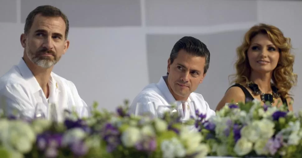 EN VERACRUZ. El rey Felipe de España, el presidente Enrique Peña Nieto de México y su esposa Angélica Rivera, en la cabecera de la cena de honor. reuters