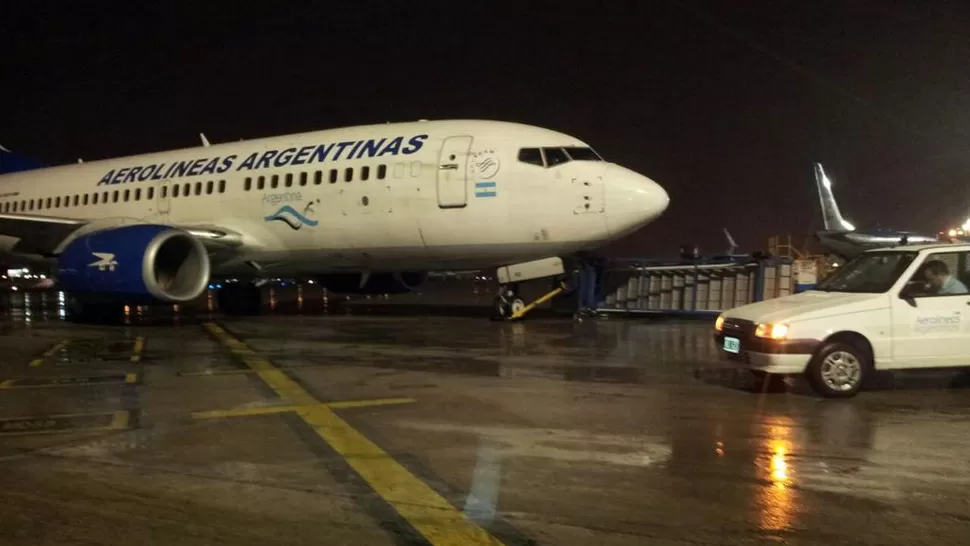 SIN PASAJEROS. Desde Aerolíneas confirmaron que la nave se encontraba estacionada en el momento del incidente. FOTO TOMADA DE TWITTER.COM/JMGOMEZ85