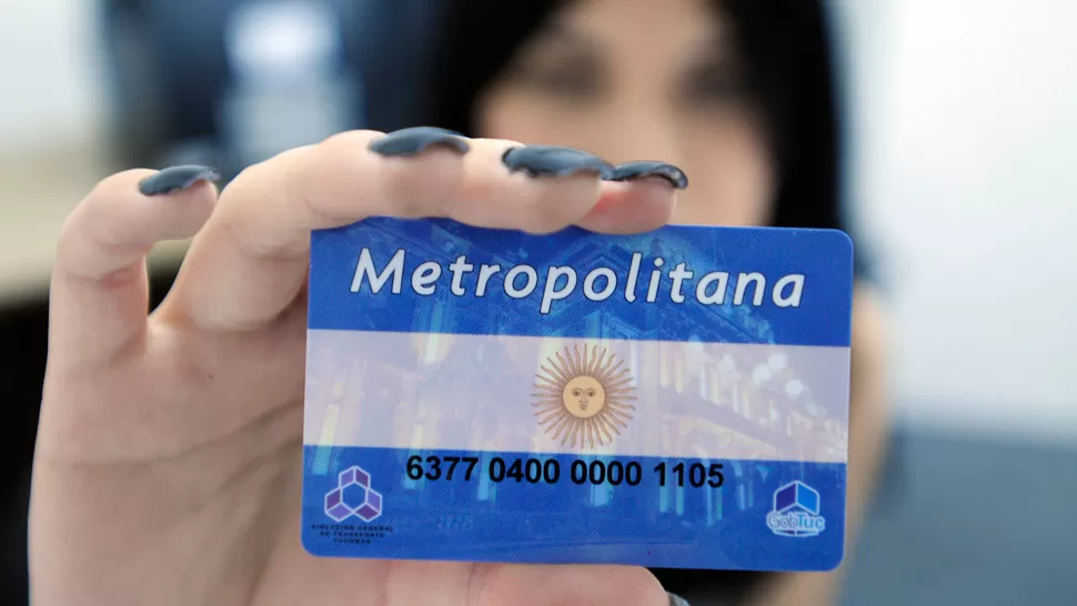 NUEVO MÉTODO DE PAGO. La tarjeta Metropolitana se podrá usar en colectivos de las líneas 100 a la 142. LA GACETA / FOTO DE ANALÍA JARAMILLO