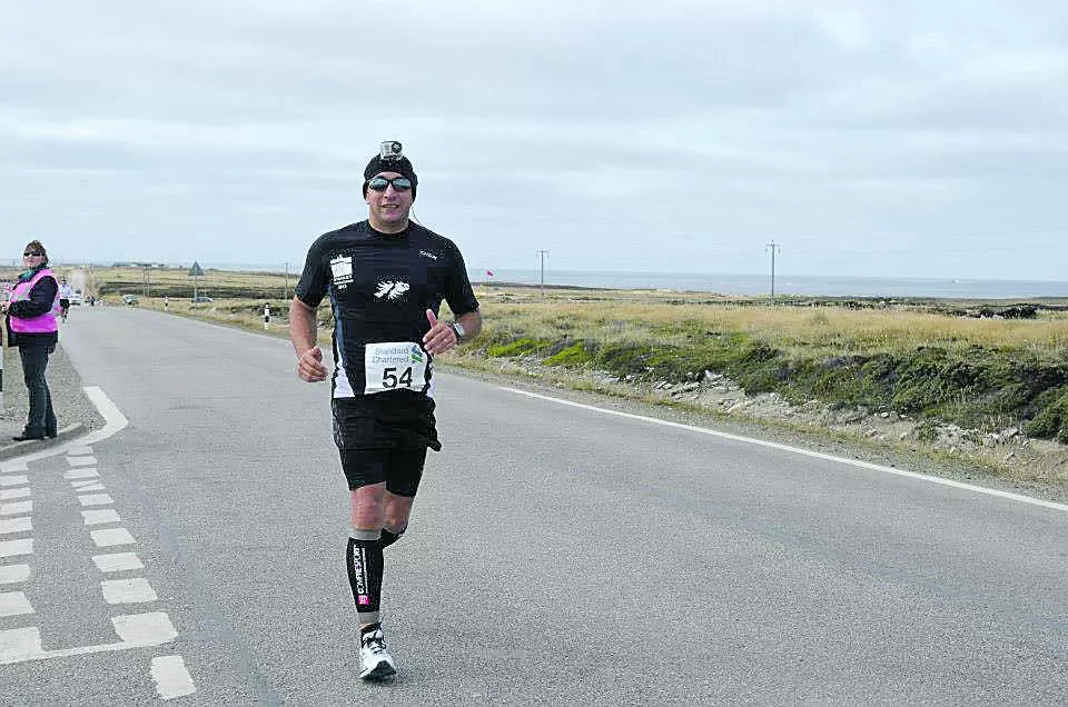 HIZO HISTORIA. En marzo, Esteban Martínez Pastur dejó sus huellas en suelo malvinense. Ya había participado en la maratón más austral del mundo.  sfhfghsghghf