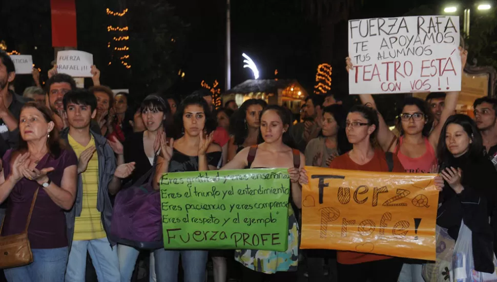 MARCHA. Allegados y miembros de la comunidad teatral marcharon anoche para pedir la libertad de Rafael Nofal. LA GACETA / FOTO DE ANTONIO FERRONI