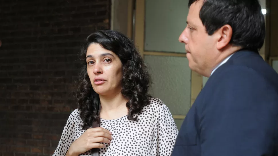 ALIVIADA. Mora, acompañada por Lobo Aragón, se mostró más tranquila después de brindar su versión ante Suasnábar. LA GACETA / INES QUINTEROS ORIO