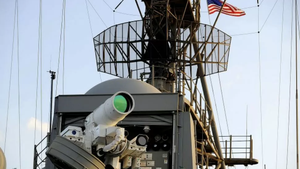 LO NUEVO. Armada de EE.UU. presenta un cañón láser que destruye drones y lanchas