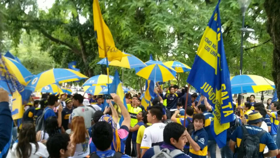 FERVOR. Los simpatizantes coparan la plaza Urquiza para festejar el día del hincha xeneize.