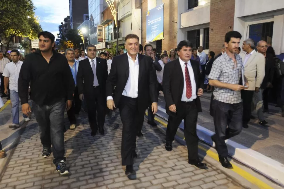 NUEVO PASEO. El intendente Amaya habilitó anoche la remodelación de la calle Buenos Aires primera cuadra. LA GACETA / FOTO DE INÉS QUINTEROS ORIO