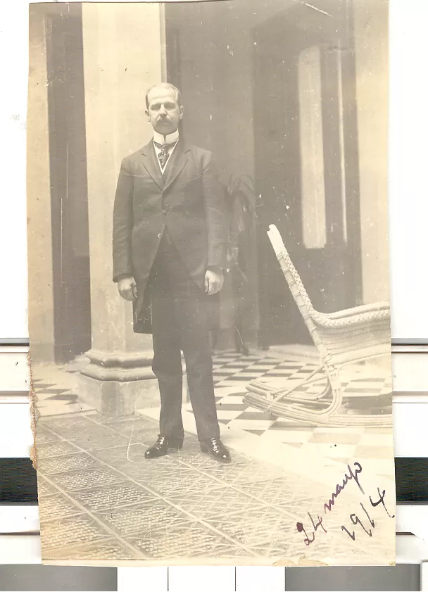 ERNESTO E. PADILLA. El ilustre tucumano en el patio de su casa, en 1914, durante la época de gobernador. la gaceta / archivo