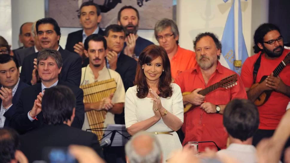 PRIMERA FILA. El vicepresidente Amado Boudou estuvo al lado de Cristina Kirchner. La Presidenta habló por cadena nacional desde la Casa Rosada. FOTOS TÉLAM