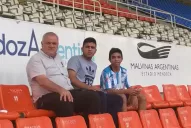 Mucho público disfrazado de dirigente en el Malvinas Argentinas