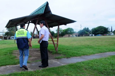 Hallaron a un hombre en una plaza con un tiro en la cabeza