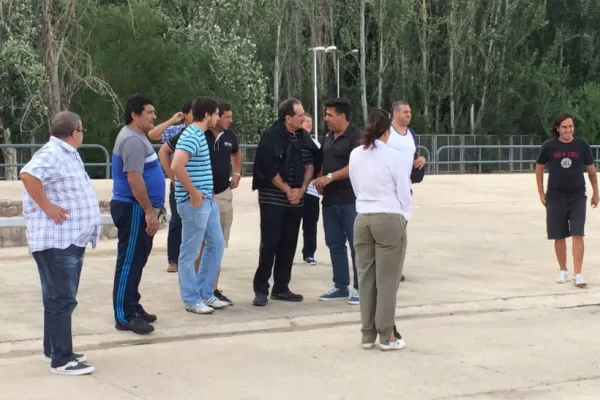 El gobernador, junto a dos de sus hijos, llegó a Mendoza para alentar al decano