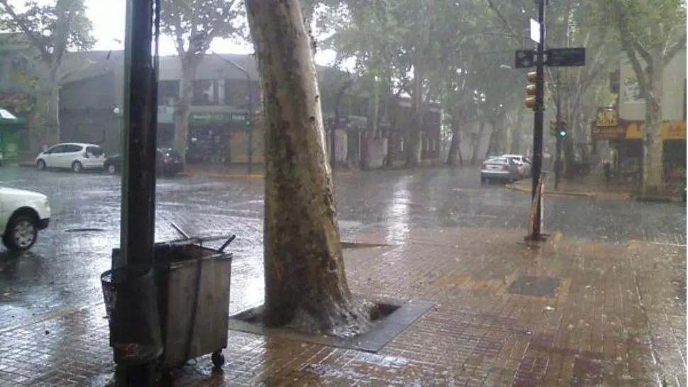 LLUVIA Y NUBES. Por momentos cayó mucha agua en Mendoza. (FOTO TOMADA DE TWITER @Vegafutbol)
