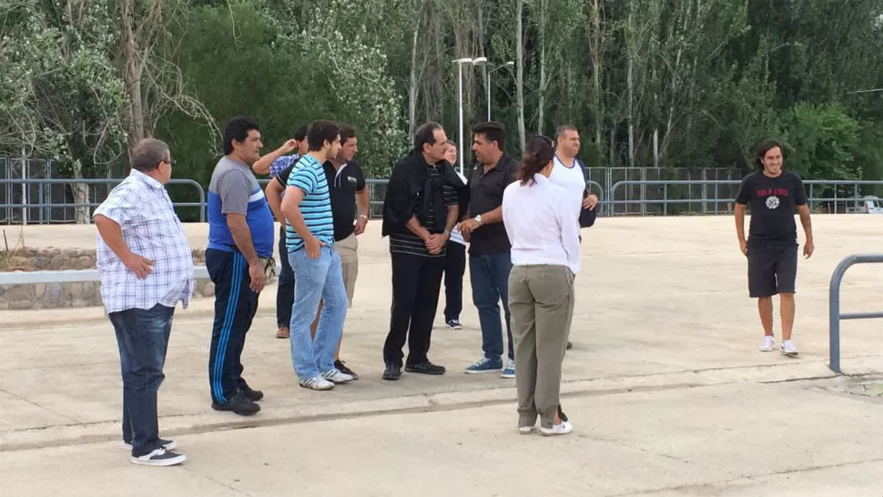 APOYO GUBERNAMENTAL. Alperovich, de jogging y zapatillas,  fue gentilmente recibido en Mendoza. (FOTO DE NICOLÁS IRIARTE)