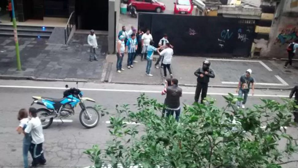 LA PRUEBA. Policías tuvieron que intervenir para frenar a los hinchas que generaron incidentes en Laprida al 600. (Foto de @maxilizondo32)