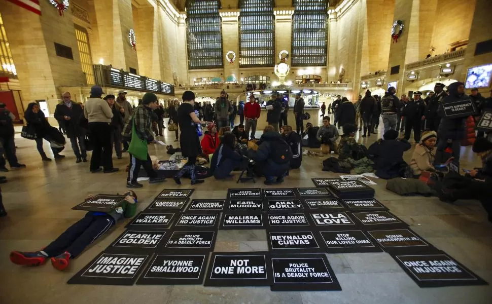 EN NUEVA YORK. En la estación central de transporte, grupos de jóvenes preparan los carteles con los que reclamarán justicia, para iniciar la marcha. REUTERS
