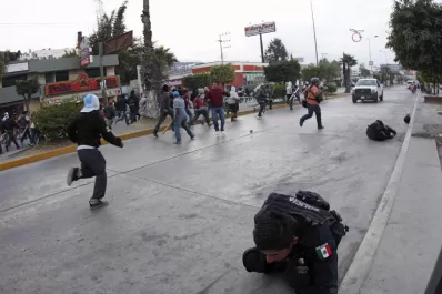 Violento choque entre policías de México y docentes y alumnos