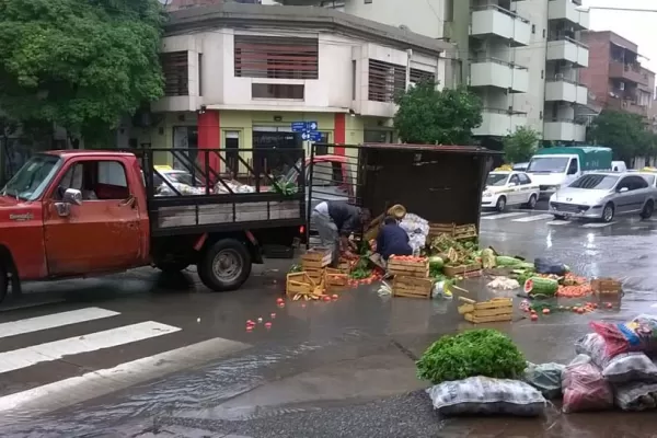 Una camioneta cargada con verduras perdió la caja con toda la mercadería