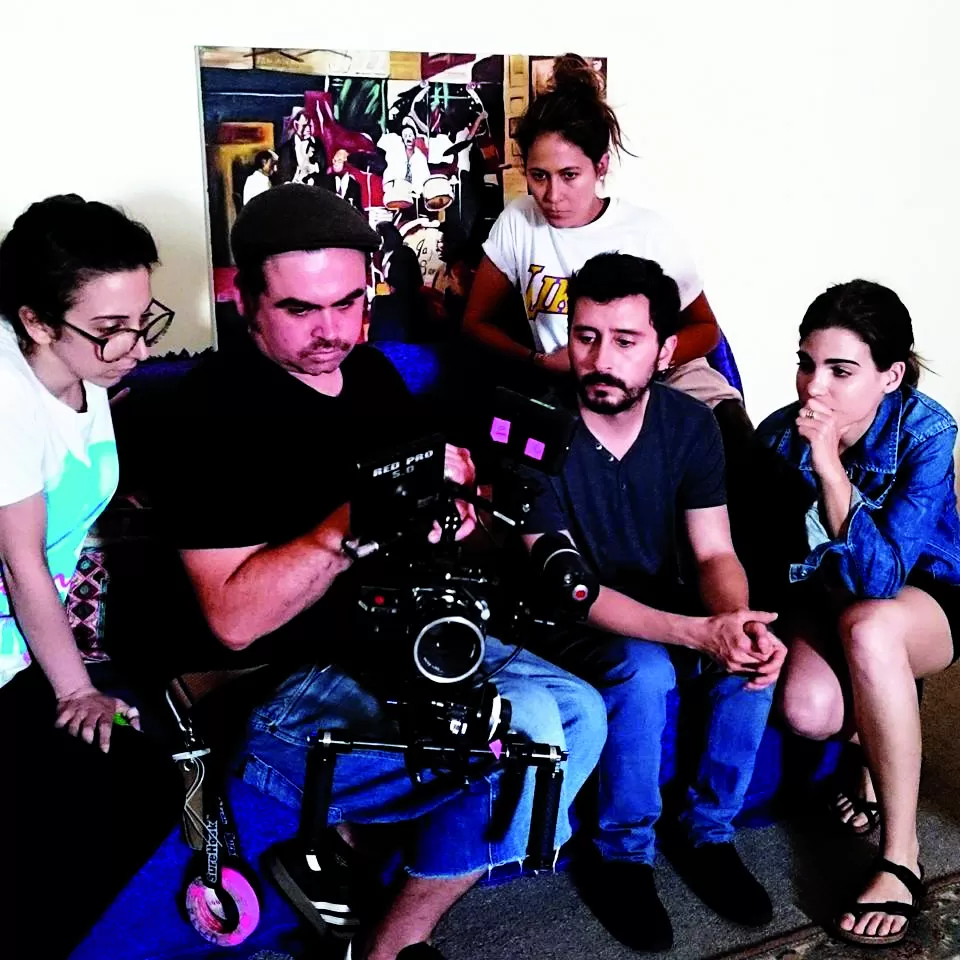 EN PLENO RODAJE. Ezequiel Martínez (de barba) trabaja con su equipo en la filmación de un cortometraje. fotos via ezequiel martinez    