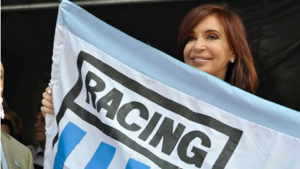 CON LA BANDERA. Cristina Fernández no ocultó su simpatía por Racing. (FOTO DE WWW.INFONEWS.COM)