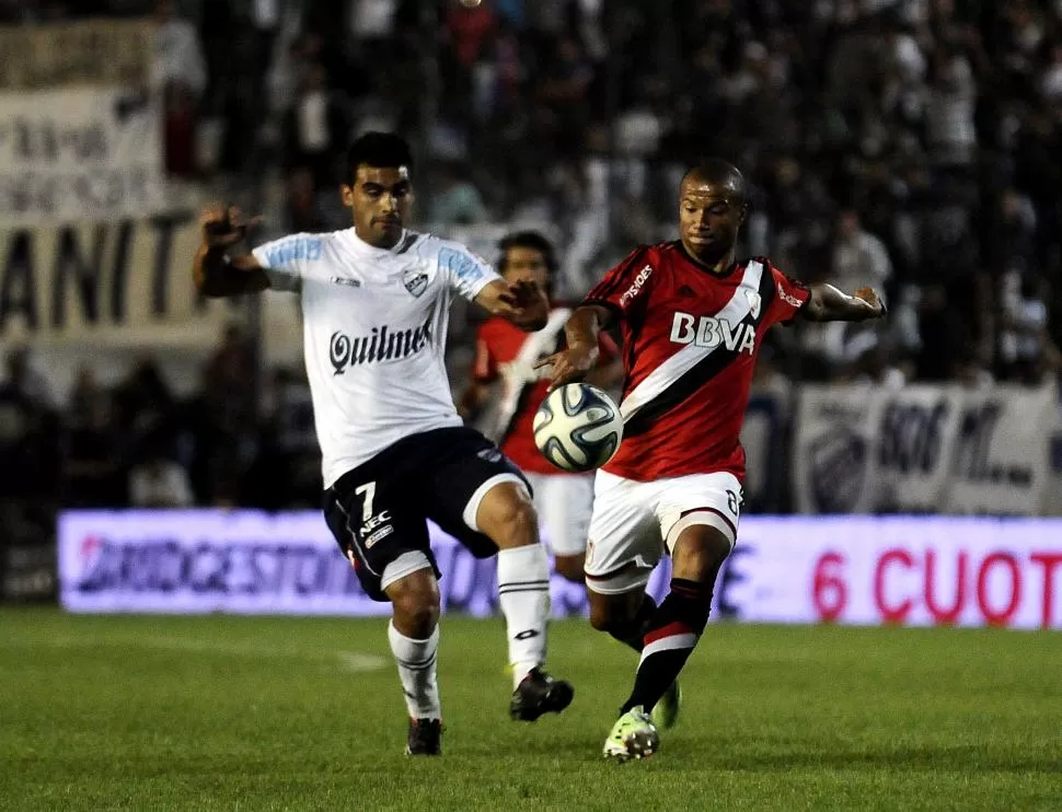 LUCHA DE VOLANTES. Jonathan Zapata trata de impedir el remate del uruguayo Carlos Sánchez, que luego marcó el gol. dyn