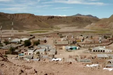 Maestros de la Puna viajan en la bodega del colectivo para volver a sus casas