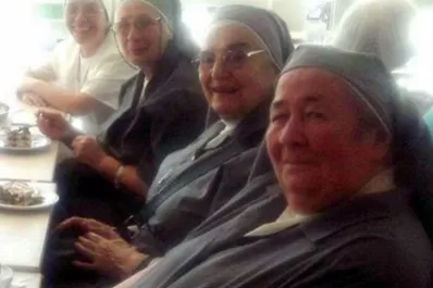 Furor en la web por una monja “idéntica” a Julio Grondona
