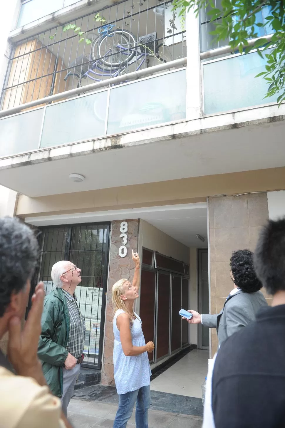 ASUSTADOS. Los vecinos del edificio señalan el balcón en donde Soria tuvo una feroz pelea con el asaltante. la gaceta / foto de hector peralta 