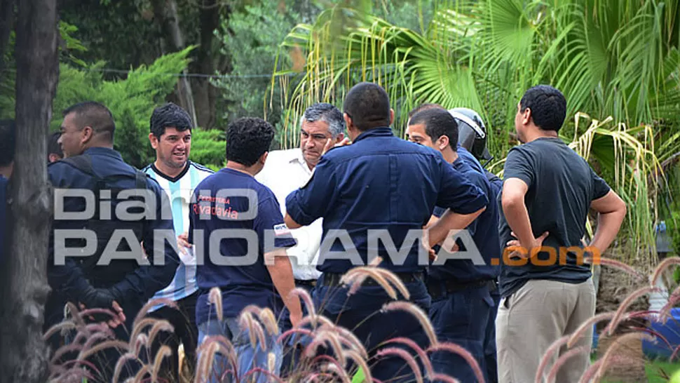 DESCONCIERTO. La Policía fue a detener a Ruiz ayer, en su casa, pero el ex intendente se escapó saltando la tapia. FOTO DE DIARIOPANORAMA.COM
