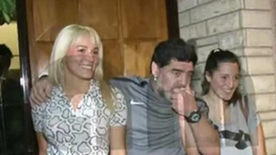 FAMILIA UNIDA. Rocío Oliva, caracterizada como Claudia Villafañe, junto a Maradona y Jana. FOTO TOMADA DE LACAPITAL.COM.AR
