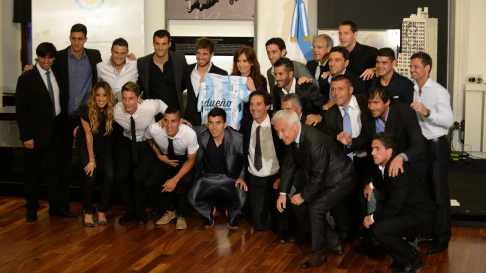 POSTAL ACADÉMICA. Los jugadores de Racing posan junto a la presidenta Cristina en la Casa Rosada. (FOTO DYN)
