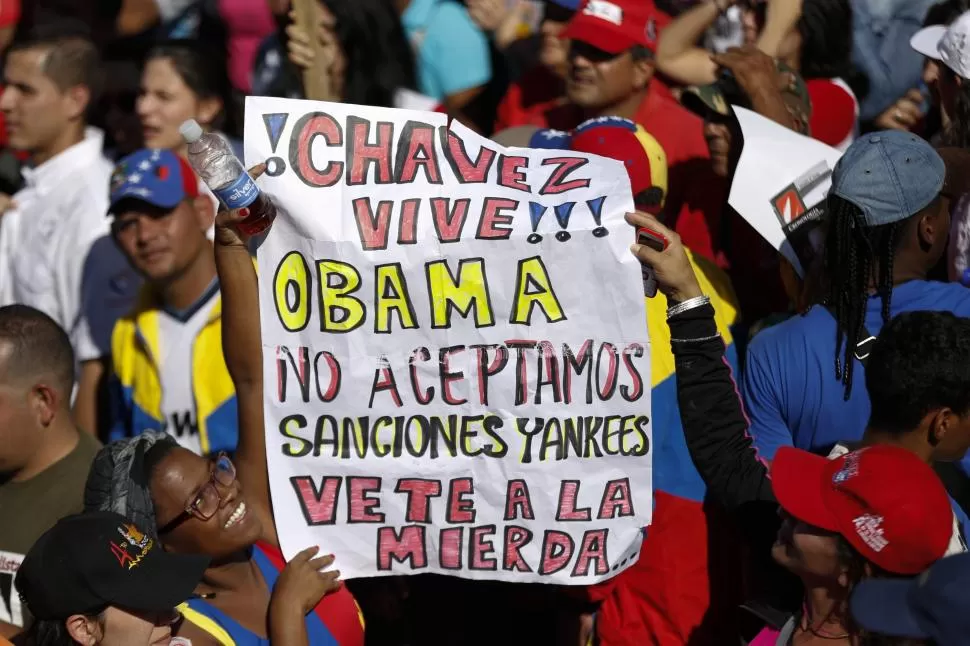 EN CARACAS. Militantes chavistas exhiben pancartas contra Obama y EEUU. reuters