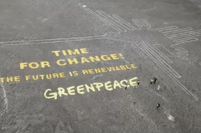 Un dron muestra el daño que hizo Greenpeace a las líneas de Nasca