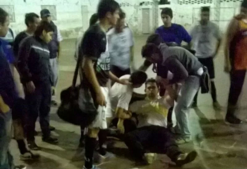 HORROR. Ernesto González es auxiliado por jugadores y allegados del futsal. la gaceta en whatsapp