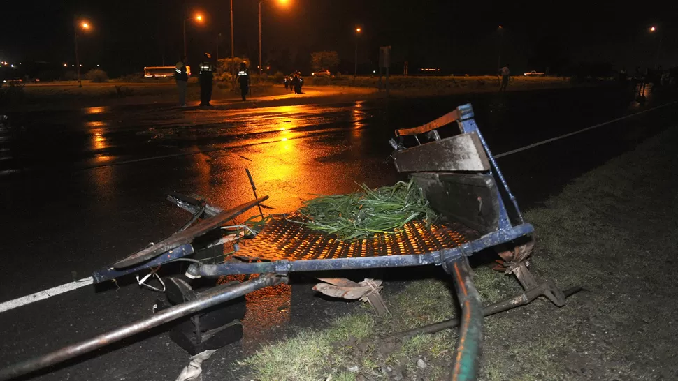 BAJO LA LLUVIA. El carro quedó destruido por el accidente. LA GACETA / FOTO DE HÉCTOR PERALTA