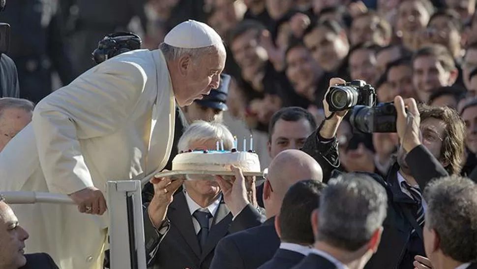 REGALO. El Papa sopló las velitas de una torta que le llevaron a la Plaza San Pedro. REUTERS