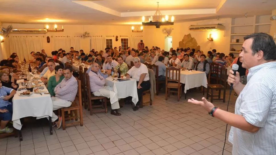 CIERRE DE TEMPORADA. El doctor Rubén Urueña hizo uso de la palabra en la cena federacionista.
FOTO TOMADA DE BASKETUCUMANO.COM