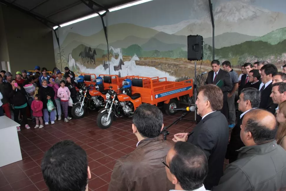 ENTREGA DE MOTOCARROS. Amaya anunció un programa para reemplazar los carros de tracción a sangre. prensa municipal