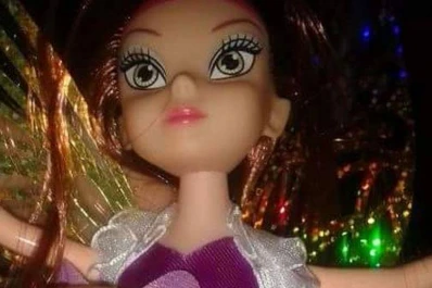 Una muñeca trans con órganos masculinos bajo la pollera genera polémica