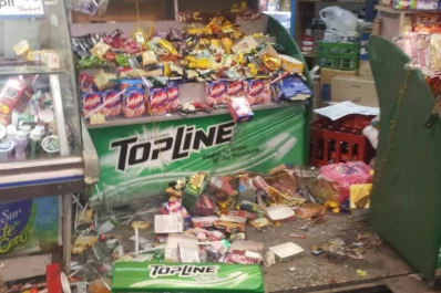 Un auto que era arrastrado por una linga terminó dentro de un kiosco