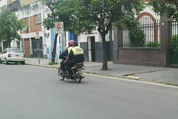 Policías en moto sin casco y sin patente