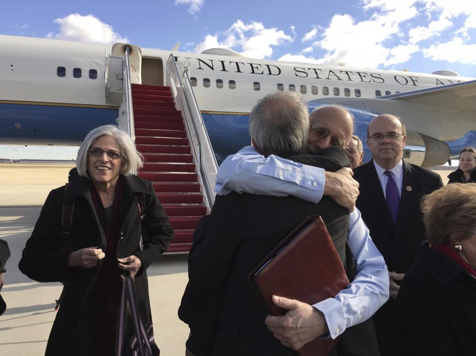 EN LA BASE ANDREWS. Alan Gross, el norteamericano que estaba preso en Cuba, se abraza al retornar a su país. reuters