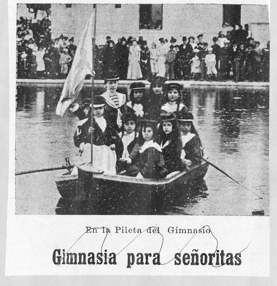 EN EL GIMNASIO ESCOLAR. La gran pileta permitía inclusive la circulación de escolares en bote, como lo muestra esta fotografía de 1901 la gaceta / archivo