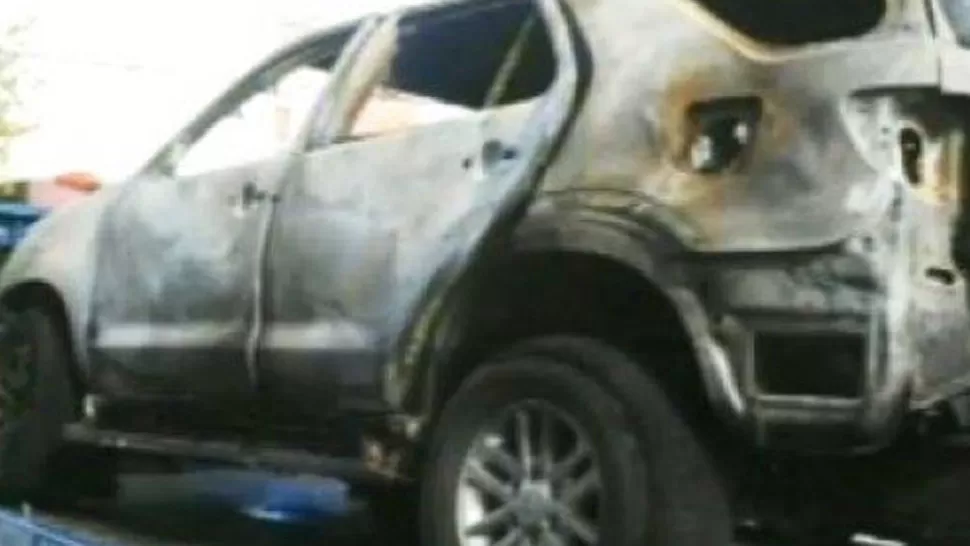 ASI QUEDO. El vehículo fue incendiado en la madrugada del 11 de septiembre. FOTO TOMADA DE LANACION.COM.AR