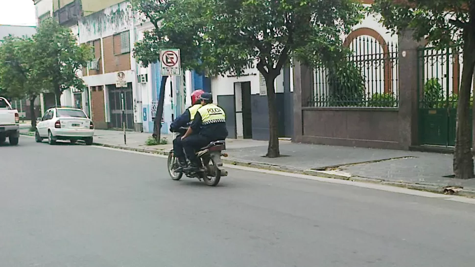 Policías en moto sin casco y sin patente