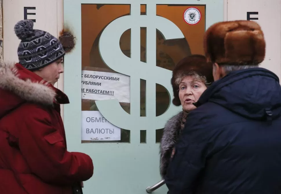 VALOR. El rublo le dio un respiro a los rusos; se recuperó 9% frente al dólar. reuters