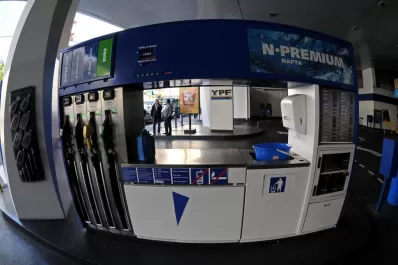 Kicillof y Galuccio analizan bajar el precio de las naftas de YPF