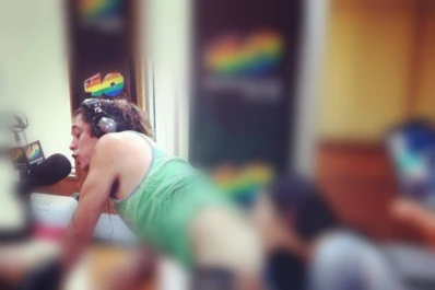 Locutor hizo que una oyente le lamiera la cola por una entrada