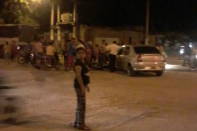 Un choque entre un auto y una moto dejó a una joven internada