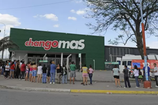 Un “error de tipeo” permitió que un policía acusado de saquear un súper quede libre