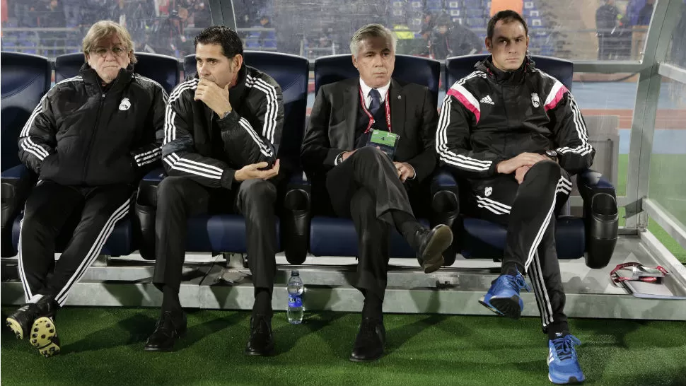 SERENOS. Ancelotti, segundo de derecha a izquierda en la imagen, entiende que jugar una final es un lujo y que sus jugadores no deben sentirse presionados. FOTO REUTERS