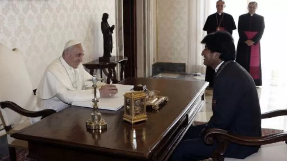 JUNTOS. Morales y Francisco, en el Vaticano. ARCHIVO / TÉLAM